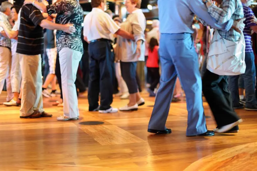 Tanzschule im Ortenaukreis bieten auch Seniorentanz an.